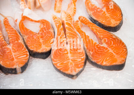 Die grossen roten Fisch Lachs auf Eis in der Fischmarkt Stockfoto