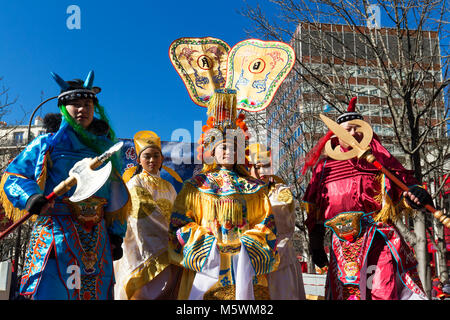 Der chinesische Künstler in traditioneller Tracht auf das chinesische Mondjahr Parade in Paris, Frankreich. Stockfoto