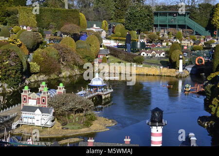 Blick auf Den Pier und die Gärten im Bekonscot Model Village, Beaconsfield, Buckinghamshire, Großbritannien Stockfoto