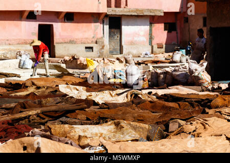 Marrakesch, Marokko: Leder liegen auf dem Boden in der Medina Stockfoto