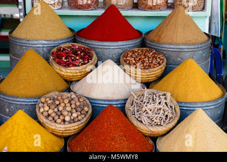 Auswahl der Gewürze auf einem traditionellen marokkanischen Markt (Souk) in Marrakesch, Marokko Stockfoto