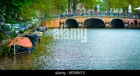 Wunderbare Aussicht auf Amsterdam Grachten mit ihren Brücken und Fahrräder, Holland Stockfoto
