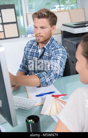 Kunden und Designer diskutieren Projekt im Büro Stockfoto