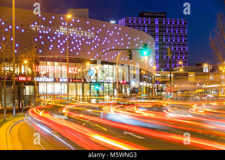 Berliner Platz, Platz, in der Innenstadt von Essen, Limbecker Platz Einkaufszentrum, Magna Tower Büro Gebäude, Verkehr, Stockfoto