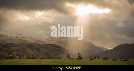 Eine Welle von Licht Splits durch den bewölkten Himmel hinter Castlerigg Steinkreis in der Nähe von Keswick in Cumbria. Stockfoto