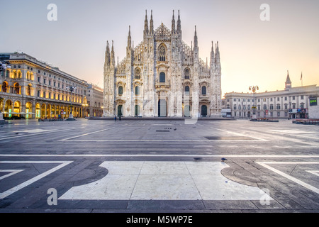 Sonnenaufgang in Piazza del Duomo in Mailand, Italien. Dezember 2017. Stockfoto