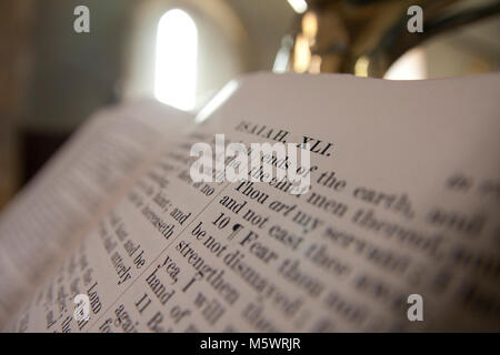 In der Nähe der Heiligen Bibel öffnen am Alten Testament Seite Buch Jesaja XLI, St. Peters Kirche Terwick, in der Nähe von Petersfield & Midhurst, West Sussex, England Stockfoto