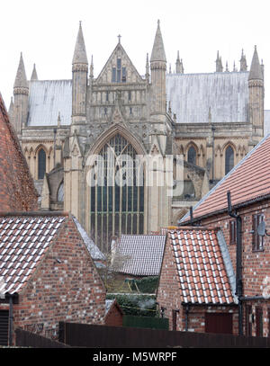 Osten Fenster Ende Beverley Minster zwischen roten Pfannen Dächer im Schnee Stockfoto