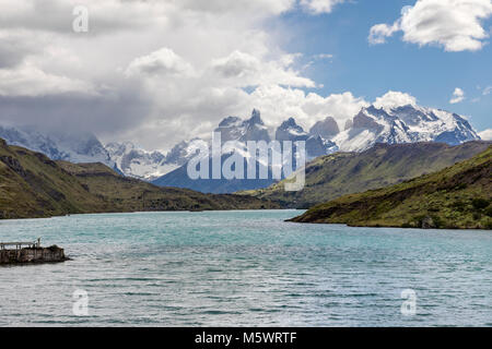 Lago Grey; Cerro Paine Grande darüber hinaus; Torres del Paine Nationalpark, Chile Stockfoto