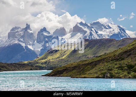 Lago Grey; Cerro Paine Grande darüber hinaus; Torres del Paine Nationalpark, Chile Stockfoto