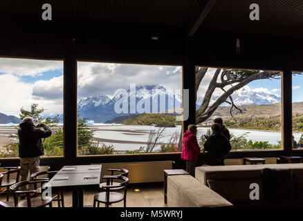 Lago Grey; Cerro Paine Grande hinaus; Blick von Hosteria Lago Grey, Torres del Paine Nationalpark, Chile Stockfoto