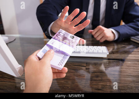 7/8 Hand des Kaufmanns weigert zu Schmiergeld Partner am Arbeitsplatz nehmen Stockfoto