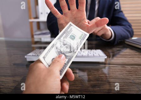 7/8 Hand des Kaufmanns weigert zu Schmiergeld Partner am Arbeitsplatz nehmen Stockfoto