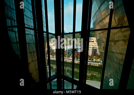 Den Fluss Nervion durch die Fenster des Guggenheim Museum in Bilbao. Stockfoto