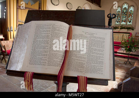 Heilige Bibel auf den Seiten Evangelium nach Johannes, St Mary's Church, Michelmersh, Test Valley, in der Nähe von Salisbury, Hampshire, England öffnen Stockfoto