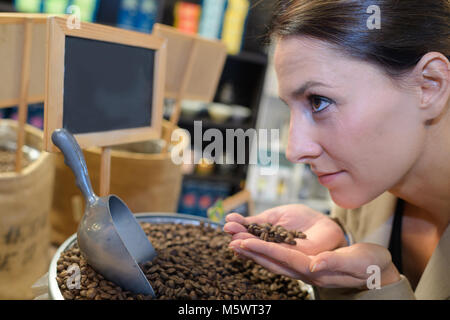 Junge hübsche Frau mit gerösteten Kaffeebohnen Stockfoto