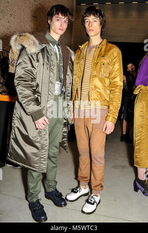 Mailand, Italien. 26 Feb, 2018. Modelle sind backstage vor der Atsushi Nakashima zeigen während der Mailand Fashion Week Herbst/Winter 2019 gesehen. Credit: Gaetano Piazzolla/Pacific Press/Alamy leben Nachrichten Stockfoto