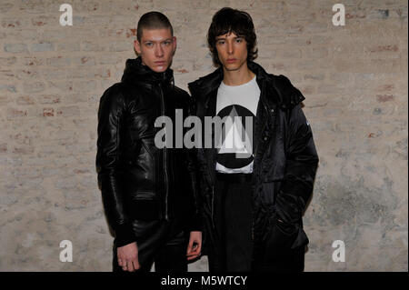 Mailand, Italien. 26 Feb, 2018. Modelle sind backstage vor der Atsushi Nakashima zeigen während der Mailand Fashion Week Herbst/Winter 2019 gesehen. Credit: Gaetano Piazzolla/Pacific Press/Alamy leben Nachrichten Stockfoto