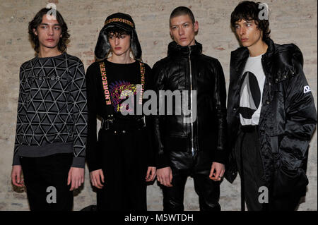 Mailand, Italien. 26 Feb, 2018. Modelle sind backstage vor der Atsushi Nakashima zeigen während der Mailand Fashion Week Herbst/Winter 2019 gesehen. Credit: Gaetano Piazzolla/Pacific Press/Alamy leben Nachrichten Stockfoto