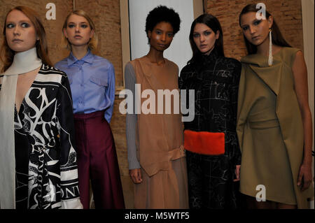 Mailand, Italien. 24 Feb, 2018. Modelle sind im Backstage vor der Alberto Zambelli zeigen während der Mailand Fashion Week Herbst/Winter 2019 gesehen. Credit: Gaetano Piazzolla/Pacific Press/Alamy leben Nachrichten Stockfoto