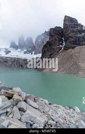 Vor Morgengrauen misty Blick auf die Torres del Paine; Torre Central; Torre Norte; Monzino, Cordillera del Paine; Torres del Paine Nationalpark, Chile Stockfoto