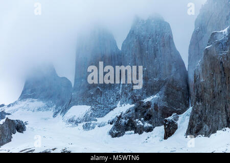 Vor Morgengrauen misty Blick auf die Torres del Paine; Torre Central; Torre Norte; Monzino, Cordillera del Paine; Torres del Paine Nationalpark, Chile Stockfoto