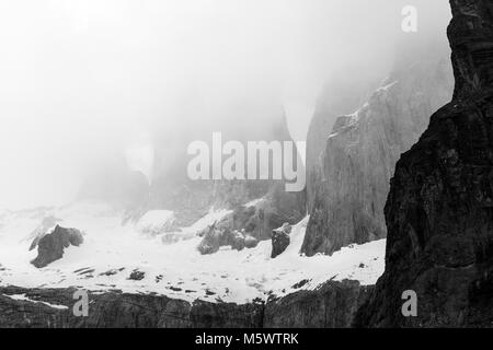 Schwarz & Weiß vor Morgengrauen misty Blick auf die Torres del Paine; Torre Central; Torre Norte; Monzino, Cordillera del Paine; Torres del Paine Nat'l. Park; Chile Stockfoto