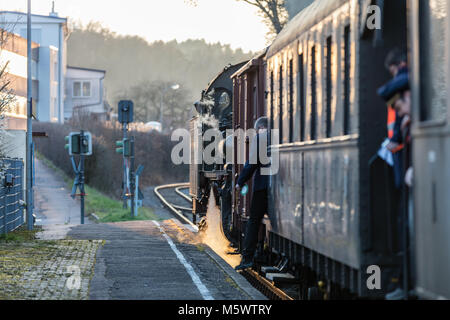 Ankunft am Bahnhof Stockfoto