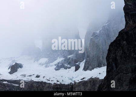 Vor Morgengrauen misty Blick auf die Torres del Paine; Torre Central; Torre Norte; Monzino, Cordillera del Paine; Torres del Paine Nationalpark, Chile Stockfoto