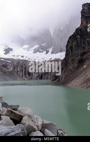 Vor Morgengrauen misty Blick auf die Torres del Paine; Torre Central; Torre Norte; Monzino, Cordillera del Paine; Torres del Paine Nationalpark, Chile Stockfoto