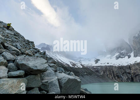 Vor Morgengrauen misty Blick auf die Torres del Paine; Torre Central; Torre Norte; Monzino, Cordillera del Paine; Torres del Paine Nationalpark, Chile Stockfoto