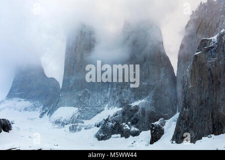 Vor Morgengrauen misty Blick auf die Torres del Paine; Torre Central; Torre Norte; Monzino, Cordillera del Paine; Torres del Paine Nationalpark, Chile Stockfoto