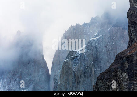 Vor Morgengrauen misty Blick auf die Torres del Paine; Torre Central; Torre Norte; Monzino, Cordillera del Paine; Torres del Paine Nationalpark, Chile Stockfoto