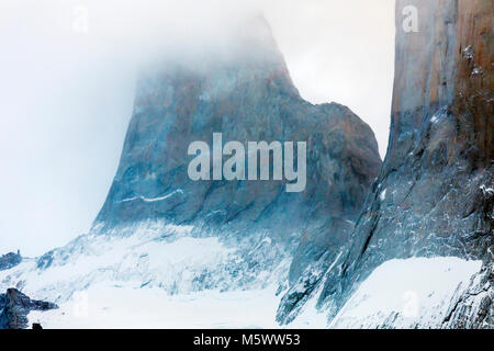 Vor Morgengrauen misty Blick auf die Torres del Paine; Torre Central; Torre Norte; Monzino, Cordillera del Paine; Torres del Paine Nationalpark, Chile Stockfoto