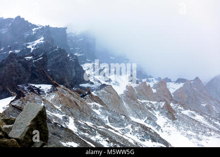 Schnee und Nebel Cordillera Paine; östlich von Torres del Paine Türme; Torres del Paine Nationalpark, Chile Stockfoto