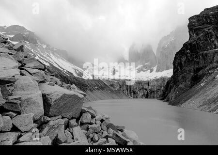 Schwarz & Weiß vor Morgengrauen misty Blick auf die Torres del Paine; Torre Central; Torre Norte; Monzino, Cordillera del Paine; Torres del Paine Nat'l. Park; Chile Stockfoto