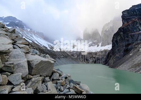 Vor Morgengrauen misty Blick auf die Torres del Paine; Torre Central; Torre Norte; Monzino, Cordillera del Paine; Torres del Paine Nationalpark, Chile Stockfoto