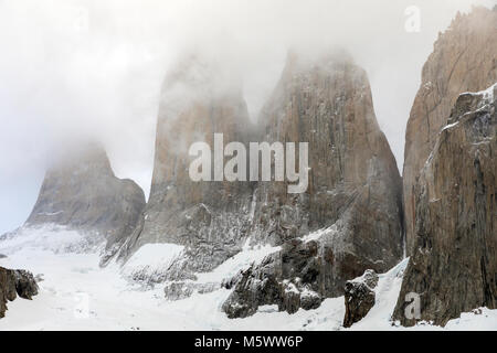 Vor Morgengrauen misty Blick auf die Torres del Paine; Torre Central; Torre Norte; Monzino, Cordillera del Paine; Torres del Paine Nationalpark, Chile Stockfoto