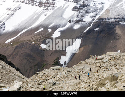 Trekker in der Morgendämmerung; Mirador de las Torres; Cordillera Paine; östlich von Torres del Paine Türme; Torres del Paine Nationalpark, Chile Stockfoto