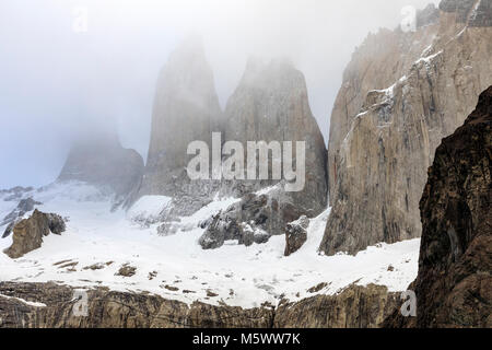 Vor Morgengrauen misty Blick auf die Torres del Paine; Torre Central; Torre Norte; Monzino, Cordillera del Paine; Torres del Paine Nationalpark, Chile Stockfoto