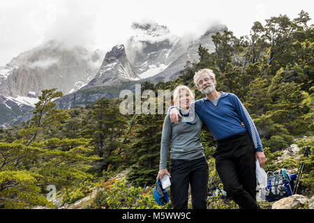 Ehepaar posieren für Fotografie; Cordillera Paine darüber hinaus; Torres del Paine Nationalpark, Chile Stockfoto