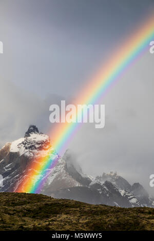 Spektakuläre Regenbogen über Cuernos Del Paine; 2.000 m; in der Nähe von Refugio Grau; Torres del Paine Nationalpark, Chile Stockfoto