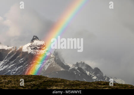 Spektakuläre Regenbogen über Cuernos Del Paine; 2.000 m; in der Nähe von Refugio Grau; Torres del Paine Nationalpark, Chile Stockfoto