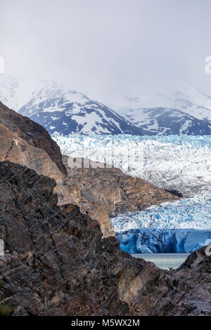 Robuste Gesicht der Glaciar Grey schmilzt und Kälber in den Lago Grey, Torres del Paine Nationalpark, Chile Stockfoto