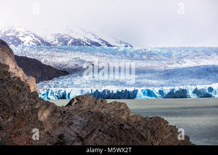 Robuste Gesicht der Glaciar Grey schmilzt und Kälber in den Lago Grey, Torres del Paine Nationalpark, Chile Stockfoto