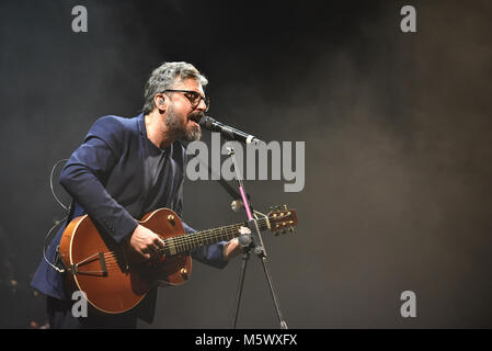 Neapel, Italien. 26 Feb, 2018. Italienische Sänger Dario Brunori von brunori Sas Führt auf der Bühne des Teatro Augusteo. Credit: Paola Visone/Pacific Press/Alamy leben Nachrichten Stockfoto