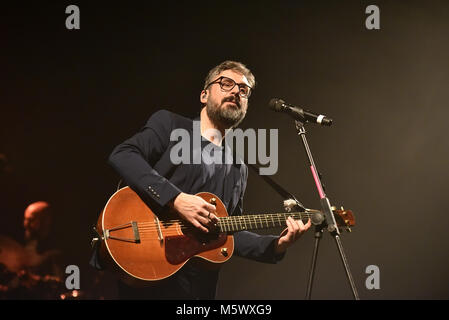 Neapel, Italien. 26 Feb, 2018. Italienische Sänger Dario Brunori von brunori Sas Führt auf der Bühne des Teatro Augusteo. Credit: Paola Visone/Pacific Press/Alamy leben Nachrichten Stockfoto