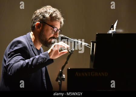 Neapel, Italien. 26 Feb, 2018. Italienische Sänger Dario Brunori von brunori Sas Führt auf der Bühne des Teatro Augusteo. Credit: Paola Visone/Pacific Press/Alamy leben Nachrichten Stockfoto