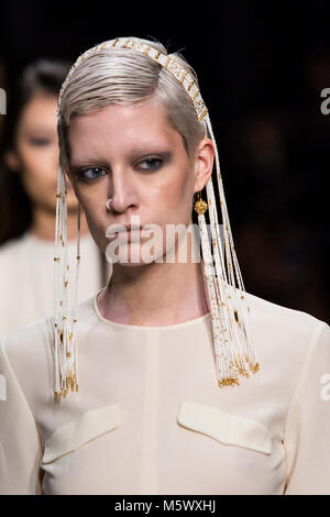 Mailand, Italien. 24 Feb, 2018. Alberto Zambelli präsentiert die Kollektion Herbst/Winter 2018-19 von Milano Fashion Week. Credit: Valeria Portinari/Pacific Press/Alamy leben Nachrichten Stockfoto