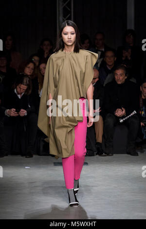 Mailand, Italien. 24 Feb, 2018. Alberto Zambelli präsentiert die Kollektion Herbst/Winter 2018-19 von Milano Fashion Week. Credit: Valeria Portinari/Pacific Press/Alamy leben Nachrichten Stockfoto